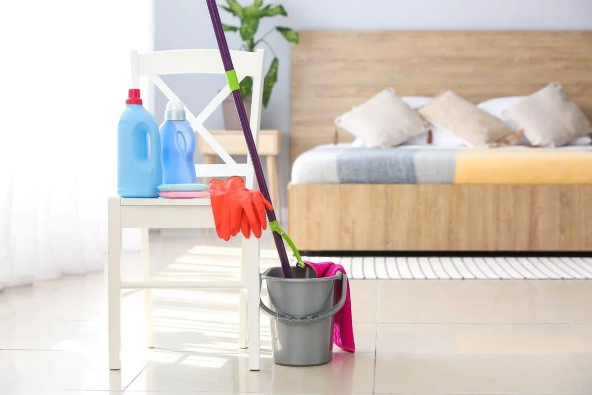 Clean room with cleaning equipment